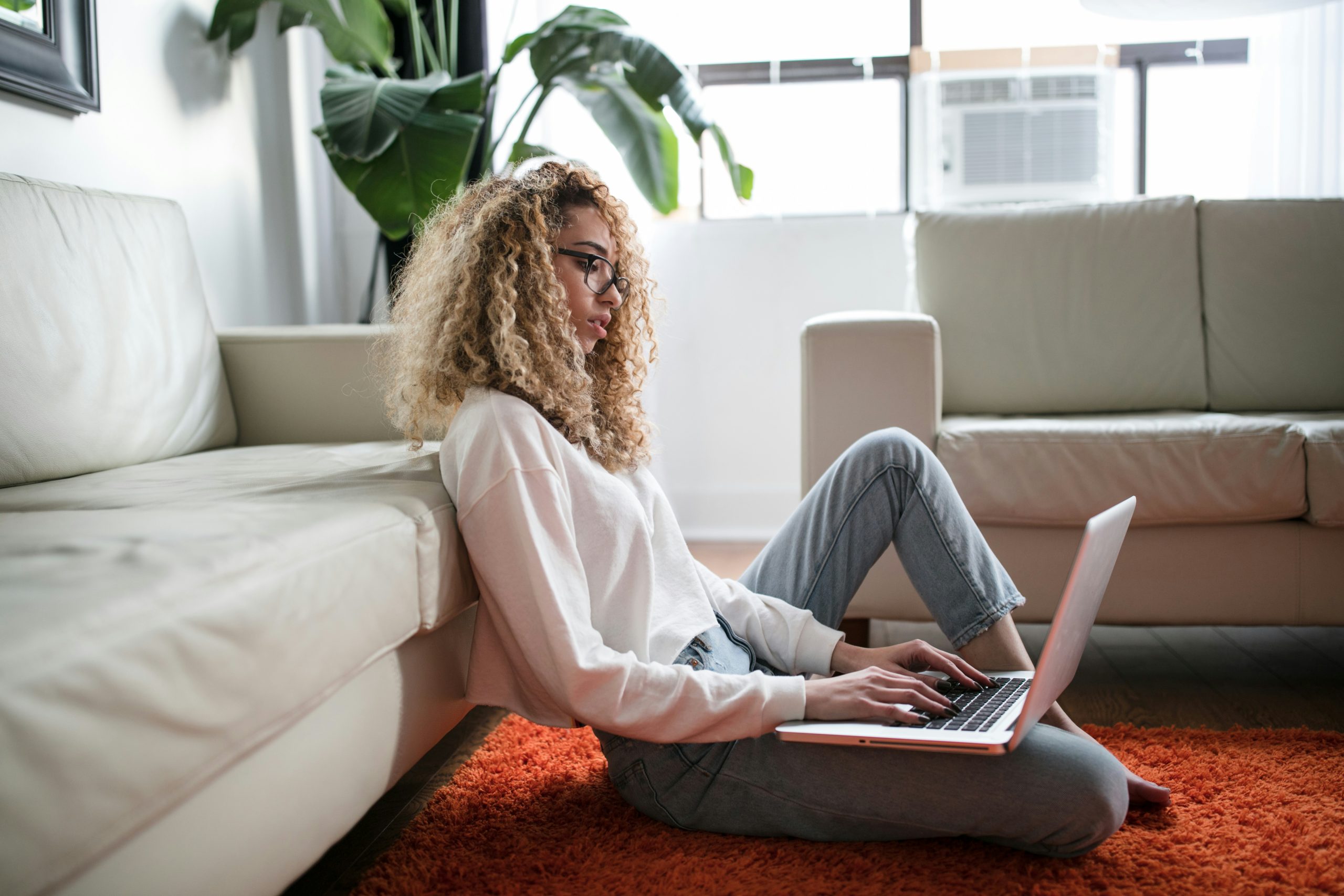 trouver l'équilibre entre vie professionnelle et personnelle avec nos conseils pour une meilleure gestion du temps et du stress.