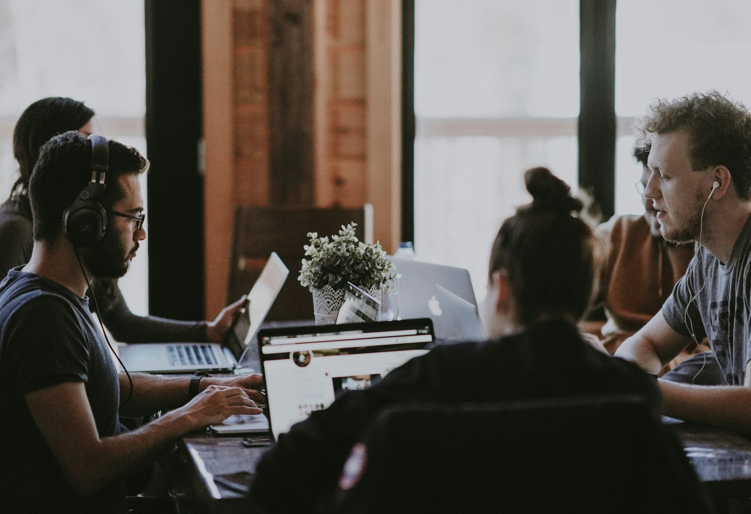 découvrez les attentes des employés et comment les gérer efficacement pour favoriser un environnement de travail harmonieux.